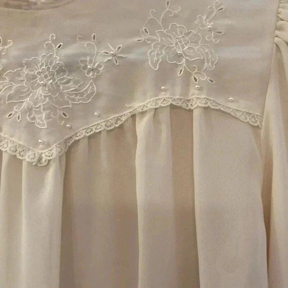 VINTAGE  blouse- Pearl and Lace accents​​ - Picture 5 of 8